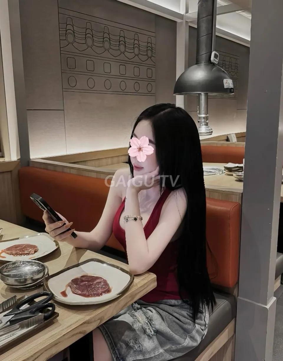 Hân Cô sở hữu bộ ngực tròn trịa mềm mại quyến rũ