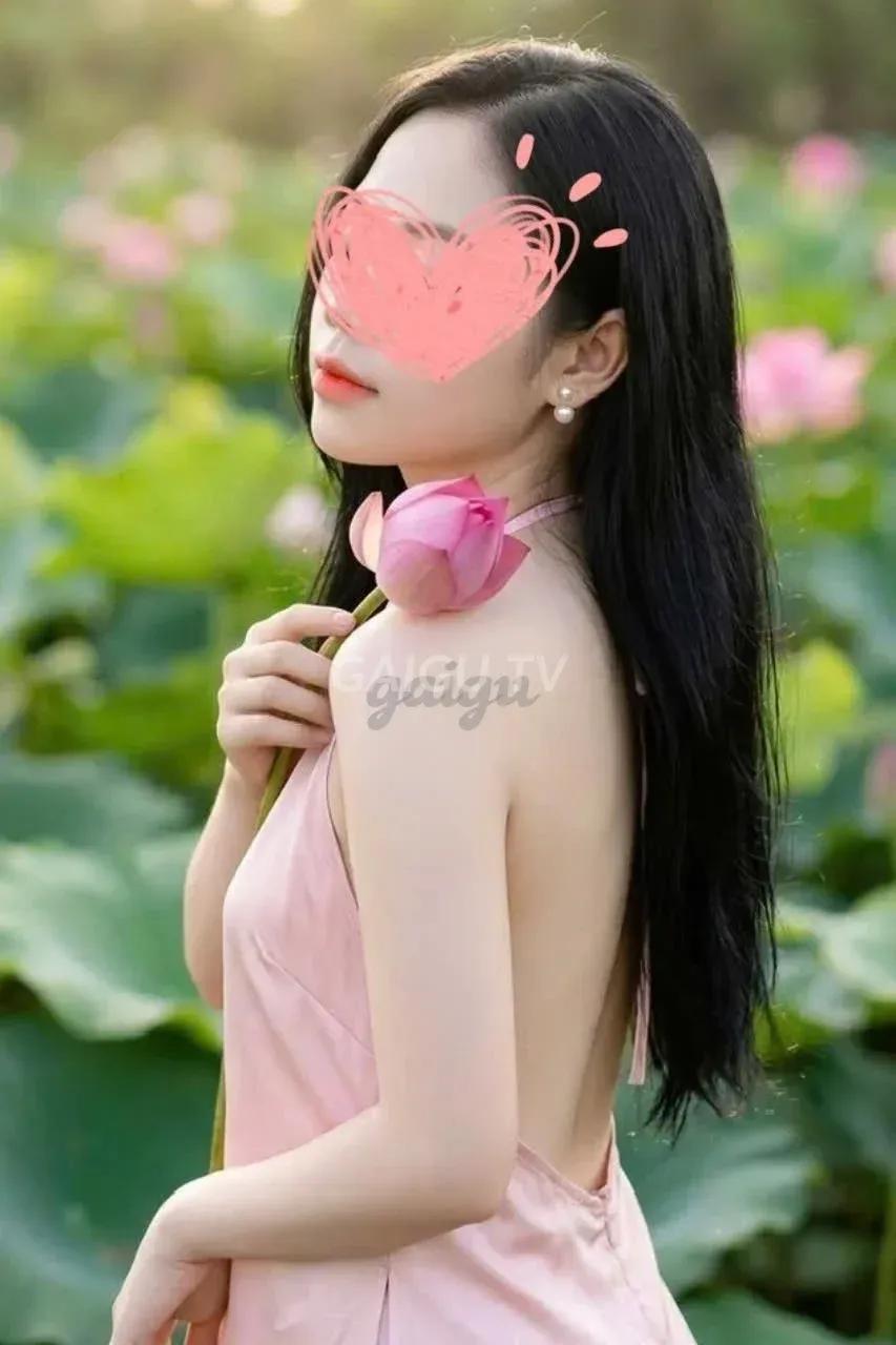 Gái miền Tây mặt xinh dáng chuẩn chiều khách Hà My