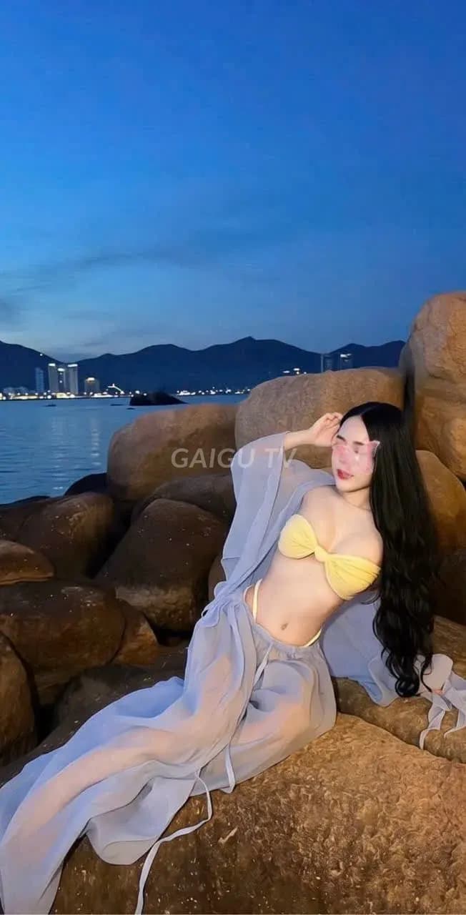 Em da trắng mịn màng mông cong chiều khách Anh