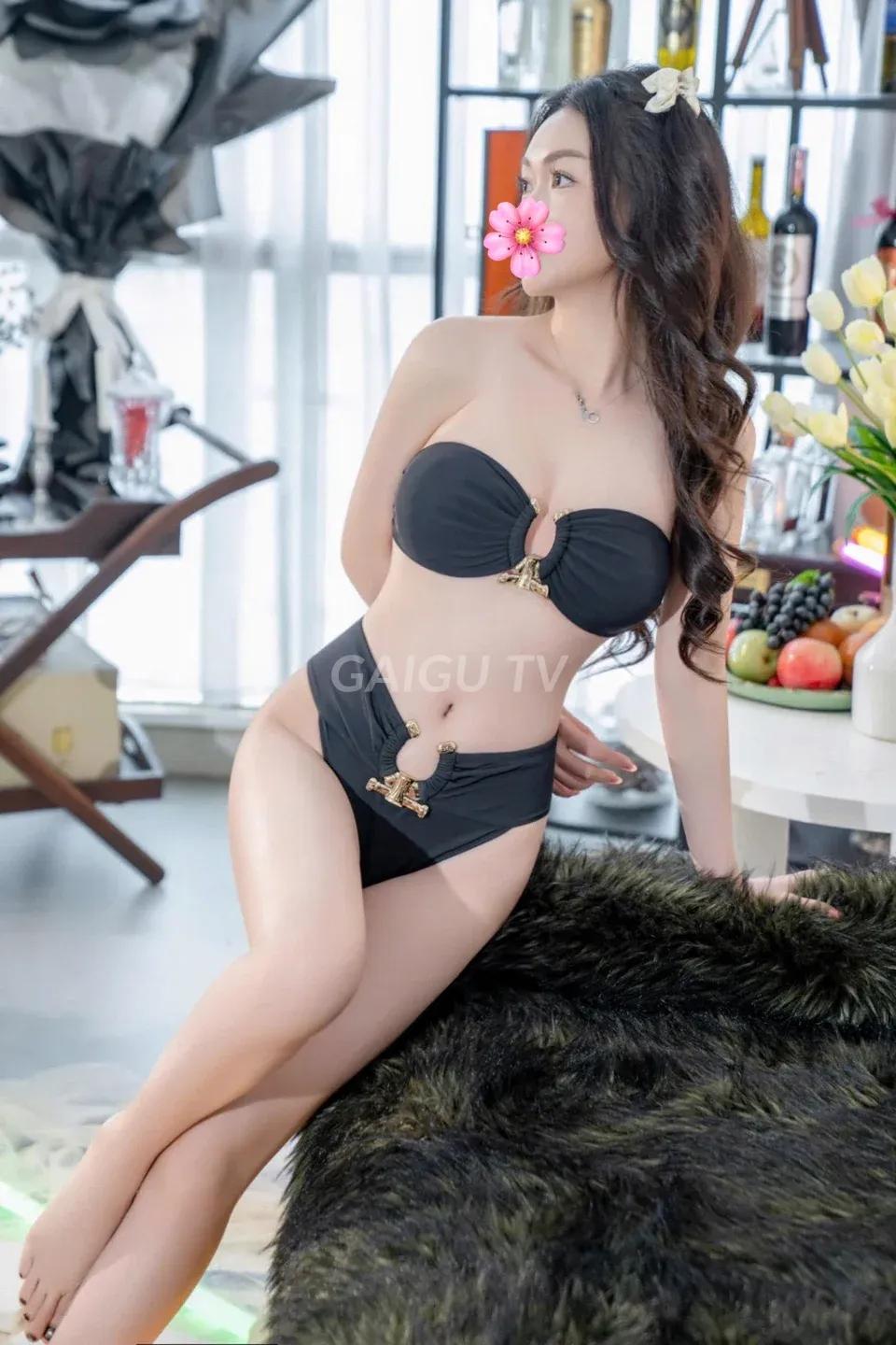 Yến Nhi chiều khách nhẹ nhàng như người yêu