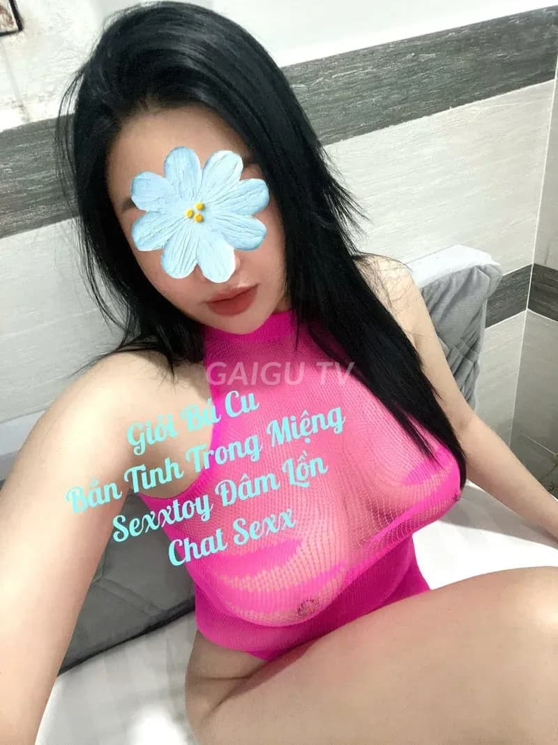 Da trắng mịn dáng cong quyến rũ Khánh Ngân nhiệt tình như người yêu