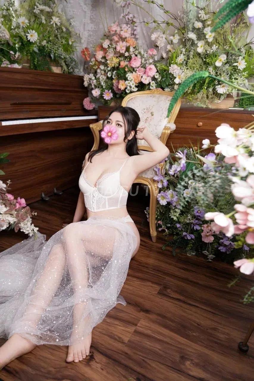 Huyền Anh da trắng hồng dáng mịn màng nhiệt tình