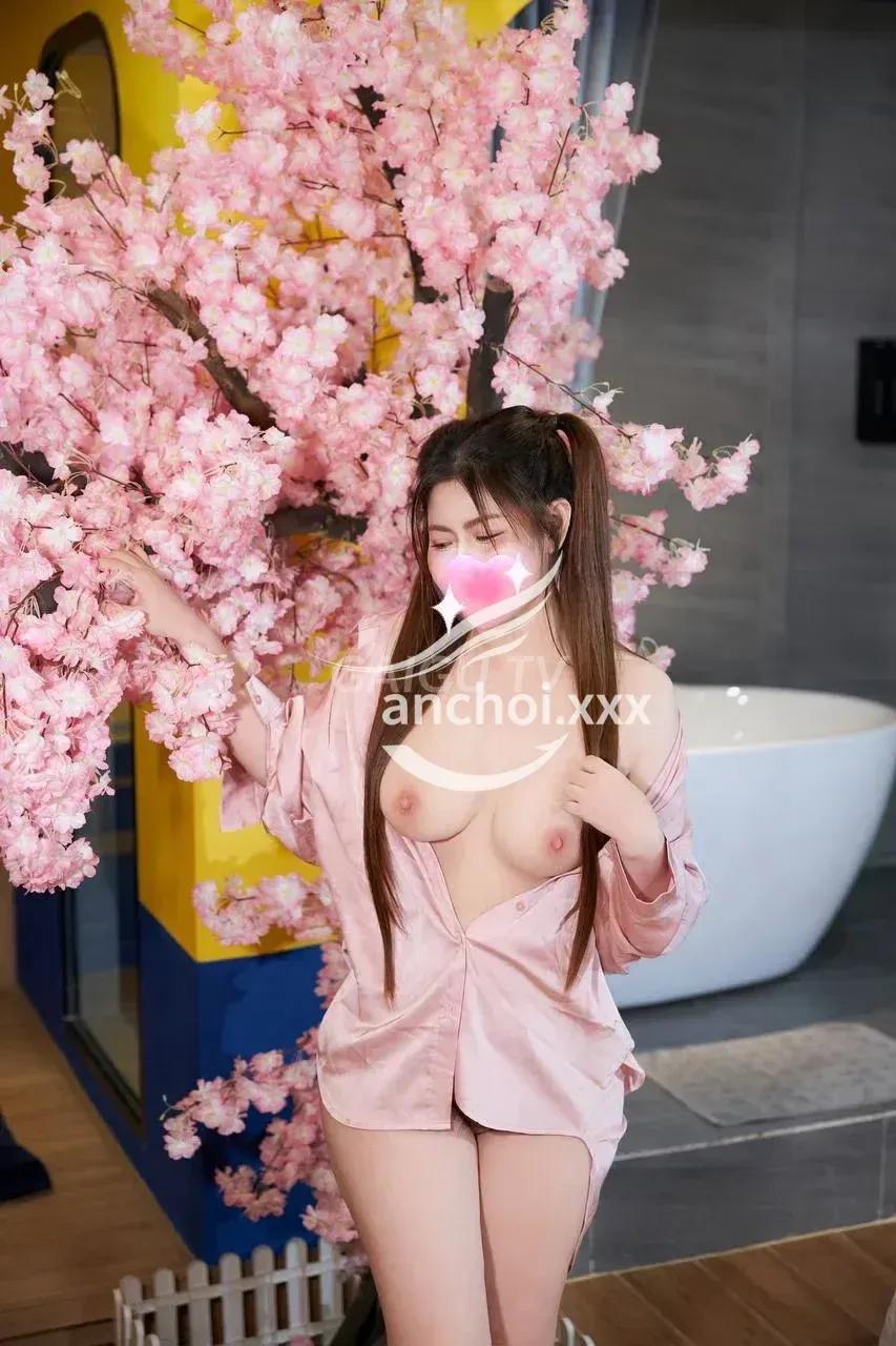 V I xinh đẹp dáng siêu mẫu quyến rũ