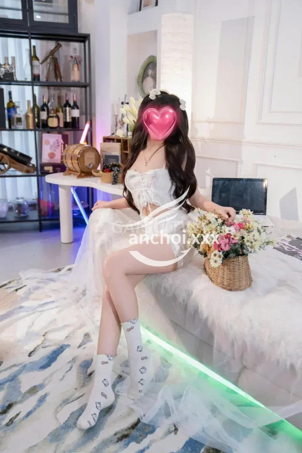 Thảo My xinh xắn nhiệt tình chiều khách như người yêu