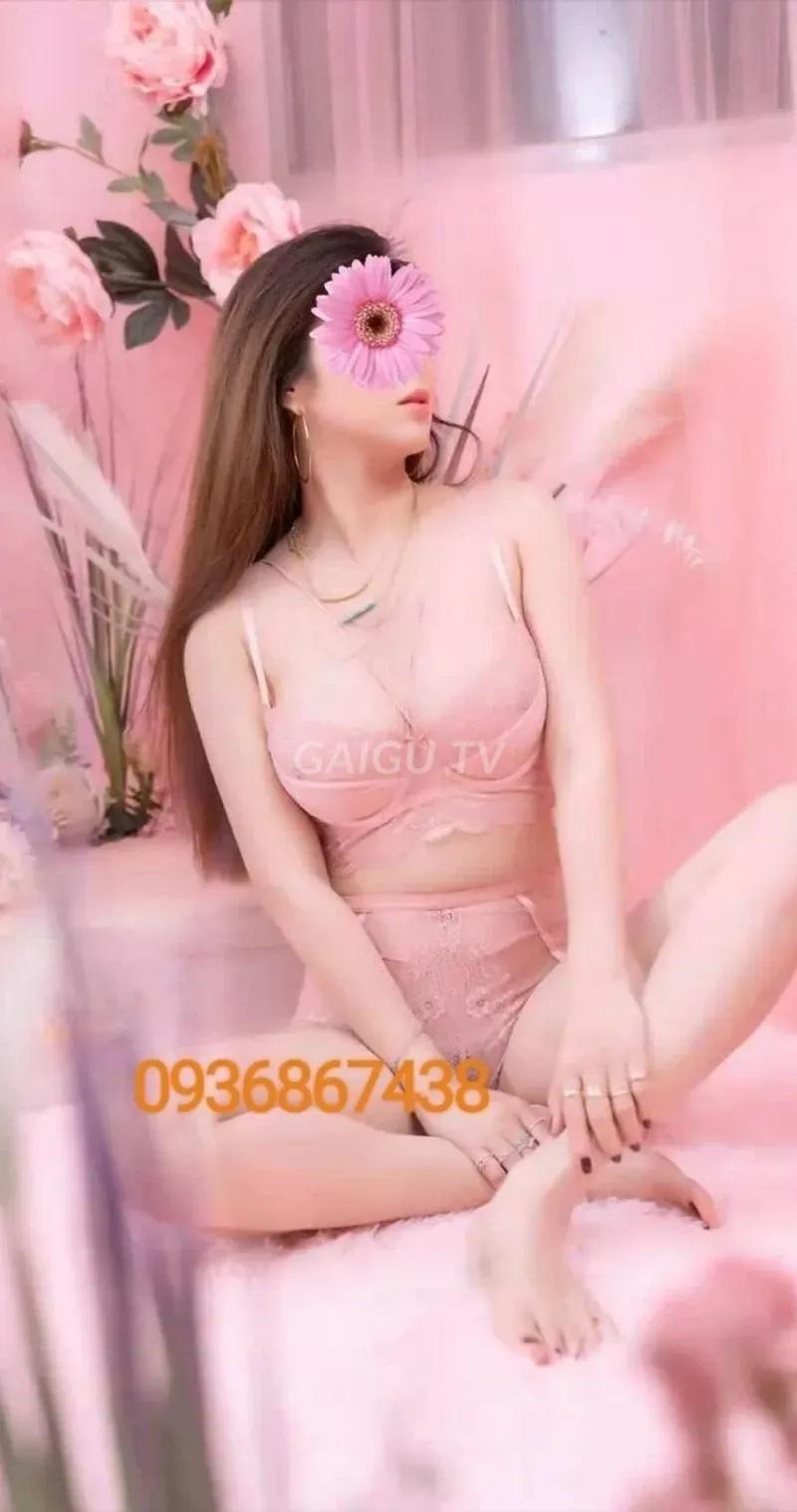 Phương Vy nhẹ nhàng chiều khách