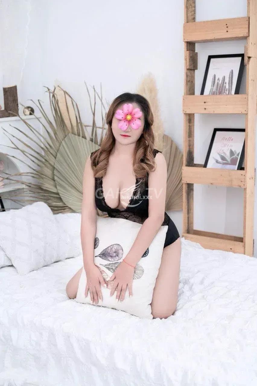 Xinh sang quý phái da thịt mọng mẩy Linh phục vụ nhẹ nhàng tình cảm