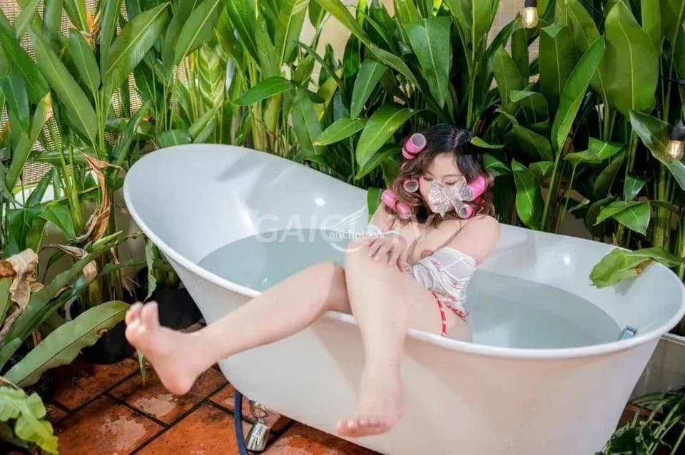 Huyền Anh ngọt ngào tình cảm