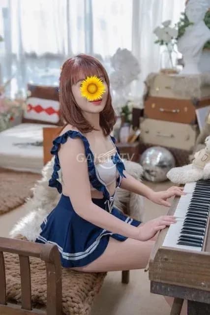 Hàng Dĩ An: THÚY AN EM GÁI HAY CƯỜI THÂN THIỆN NHẸ giá 250k