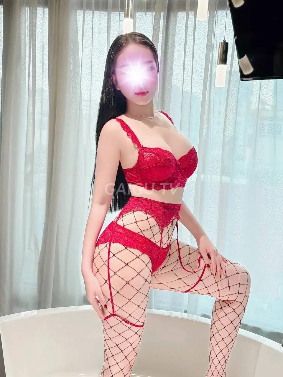 Lê Vy nét mặt xinh dâm đãng da trắng mịn vòng 1 to tròn