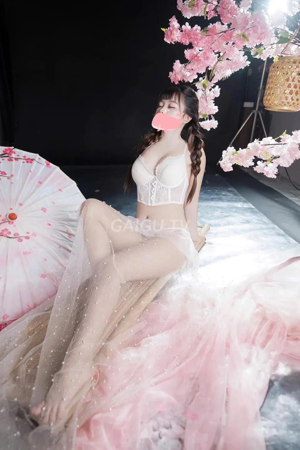 Khả ái hàng non tơ tươi trẻ với body gợi dục chiều khách nhiệt tình