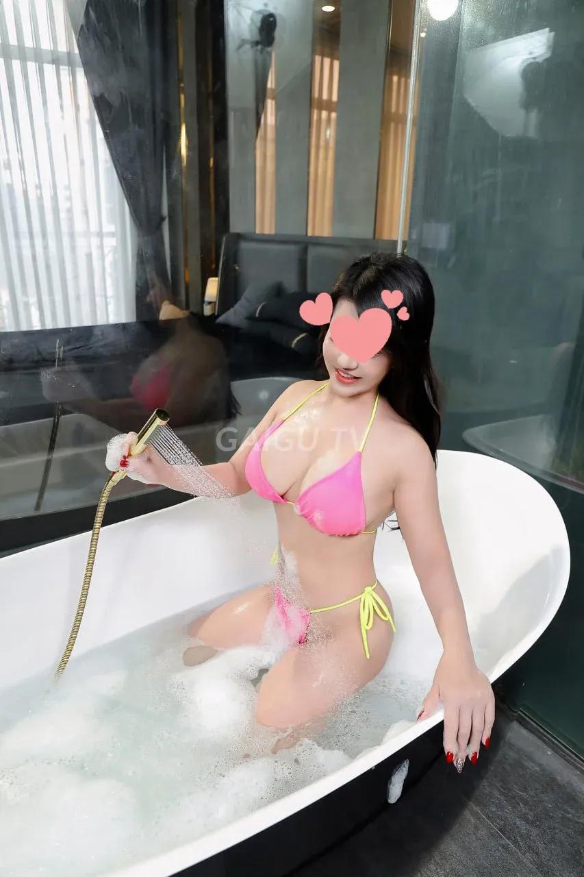 Thân hình đầy đặn vú to mông cong Ngọc Hân