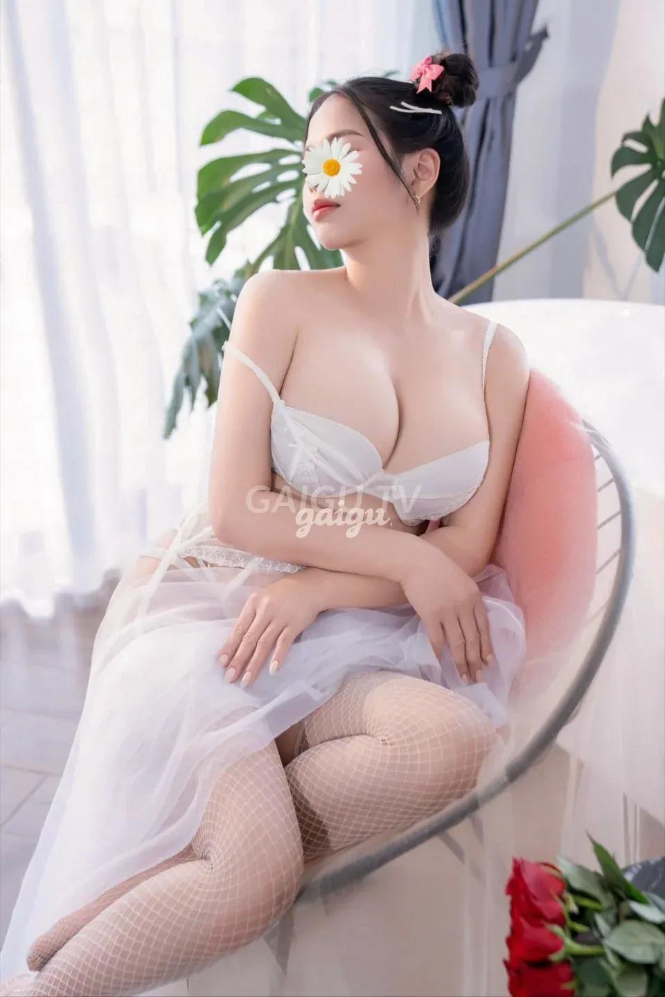 Hải Yến nhiệt tình chiều khách