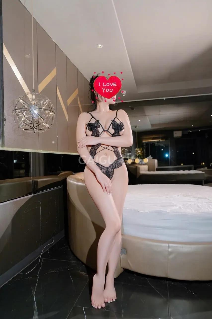 Tina dáng cong quyến rũ đầy đặn như người yêu