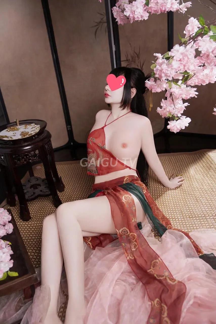 Nhung Tây ngoan hiền chiều chuộng như người yêu