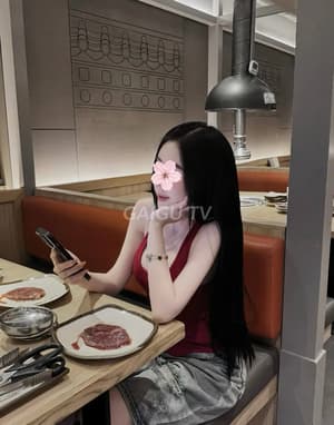 Hân Cô sở hữu bộ ngực tròn trịa mềm mại quyến rũ