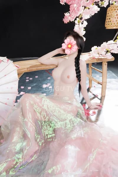 Hàng Thủ Dầu Một: HOTGIRL VÂN ANH NGỰC TO CHÂN DÀI MẶT giá 800k