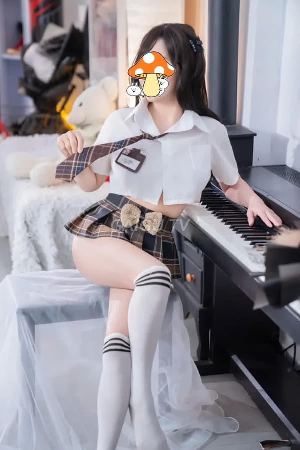 Thủy Tiên mặt dâm đãng da trắng mịn màng 6