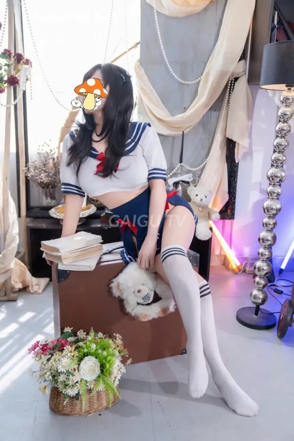 Thủy Tiên mặt dâm đãng da trắng mịn màng 8