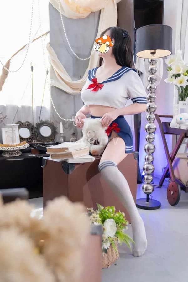 Thủy Tiên mặt dâm đãng da trắng mịn màng 11