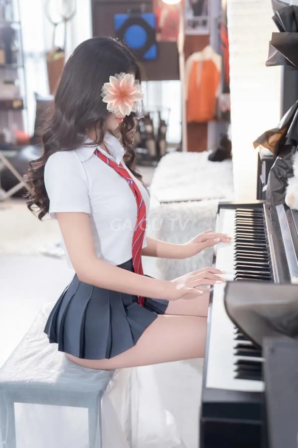 Xinh xắn da trắng mịn, chiều khách tình cảm Linh Chi 14