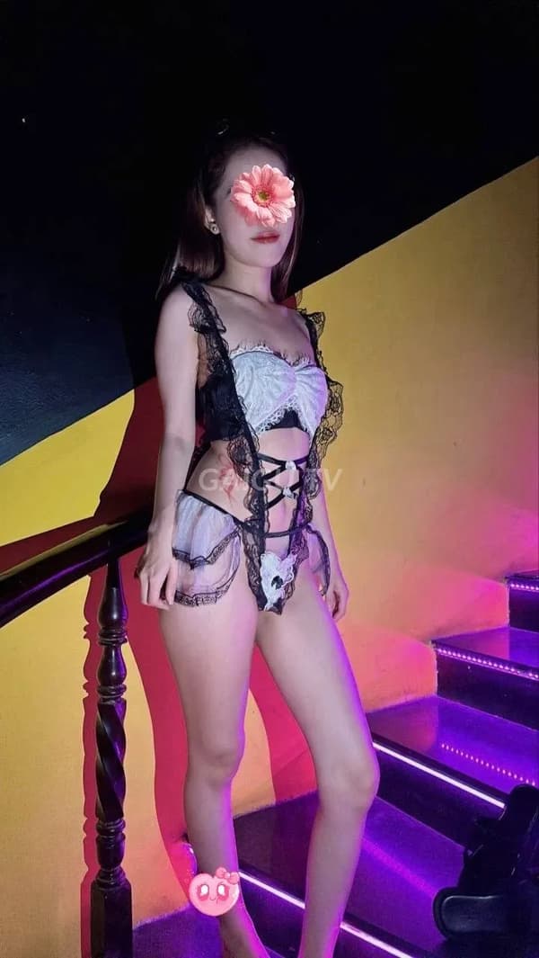 Anh Thư ngoan ngoãn và biết chiều khách 2