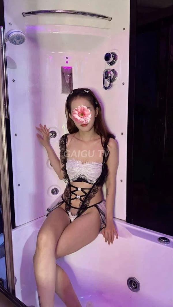 Anh Thư ngoan ngoãn và biết chiều khách 5