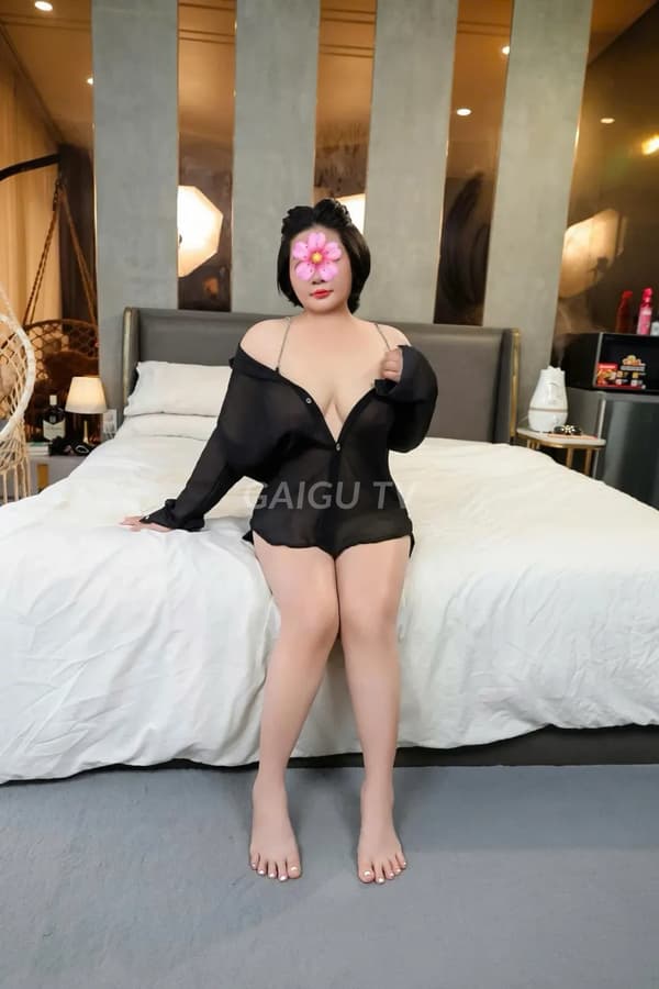 Hân ngực to mông mẩy da trắng sáng 2