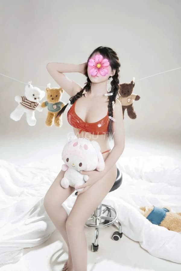Dáng gọn gàng vú vừa xinh Su 6