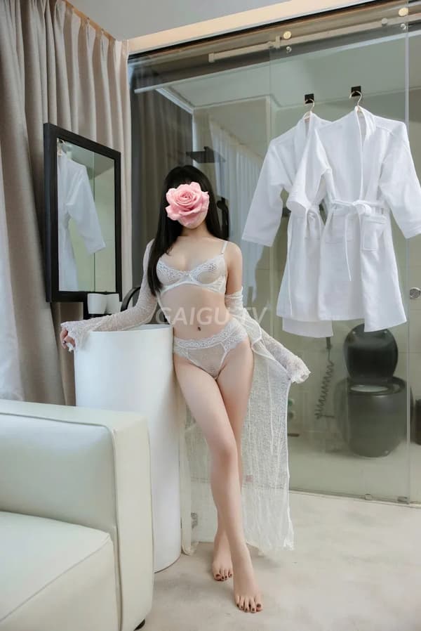 Linh Anh da trắng mịn dáng chuẩn phục vụ nhiệt tình 5