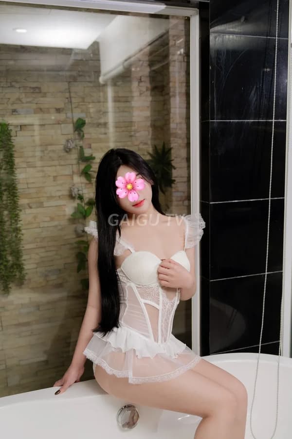 Em nhỏ nhắn xinh tươi nhiệt tình phục vụ Hotteen Ly 9