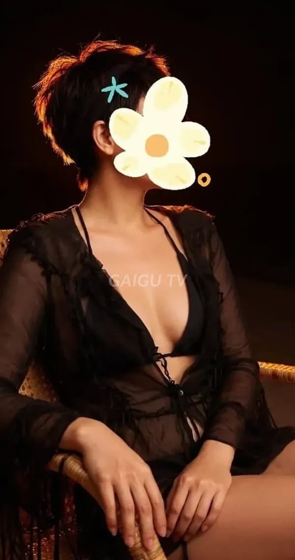 Ý Anh nhiệt tình chiều khách nhẹ nhàng như người yêu 2