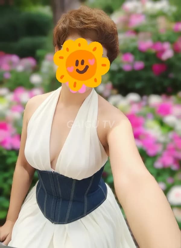 Ý Anh nhiệt tình chiều khách nhẹ nhàng như người yêu 5