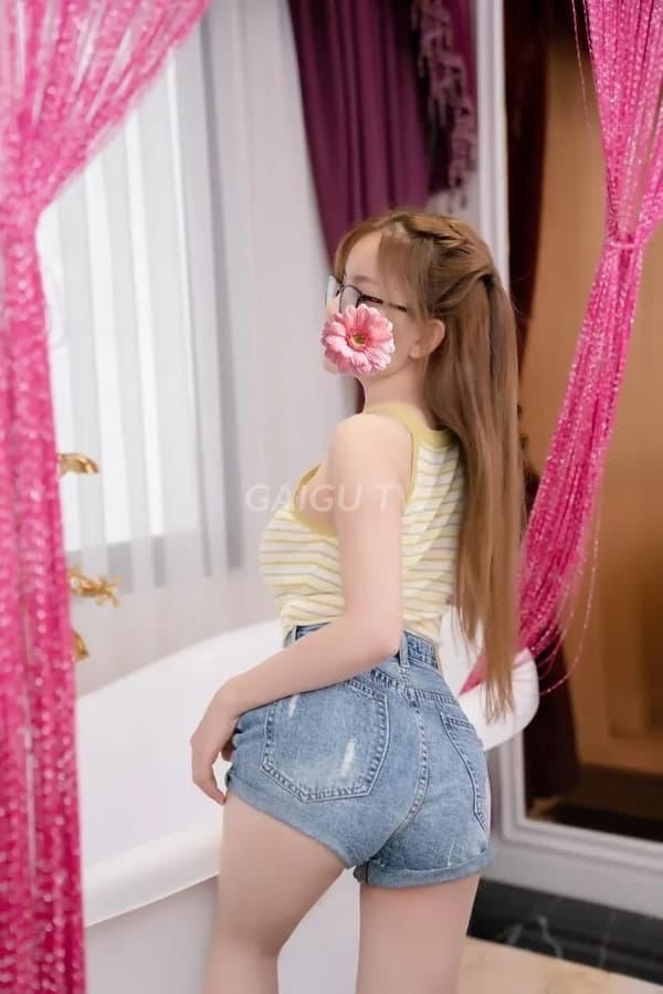 Xinh đa tình dáng mẩy vú to mông cong Lên Sóng 3