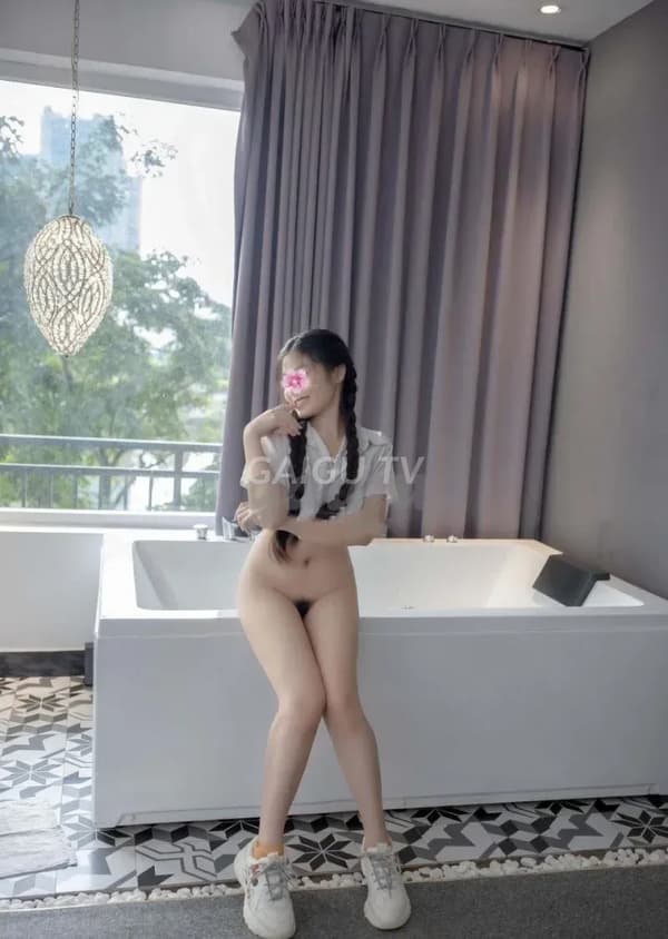 Ngọc Mai sở hữu vẻ đẹp thanh lịch và phục vụ nhiệt tình chuyên nghiệp 4
