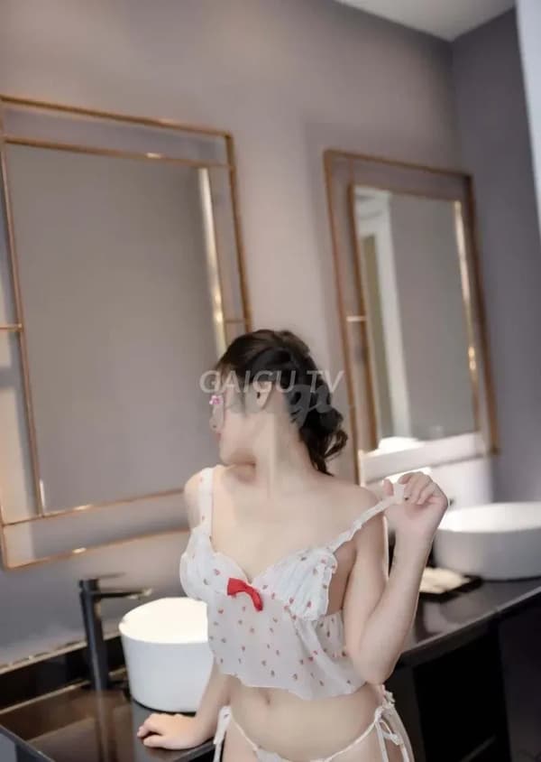 Ngọc Mai sở hữu vẻ đẹp thanh lịch và phục vụ nhiệt tình chuyên nghiệp 3