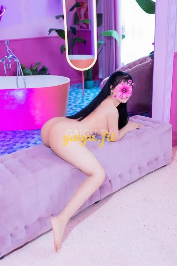Phương Linh nhiệt tình chiều khách 6