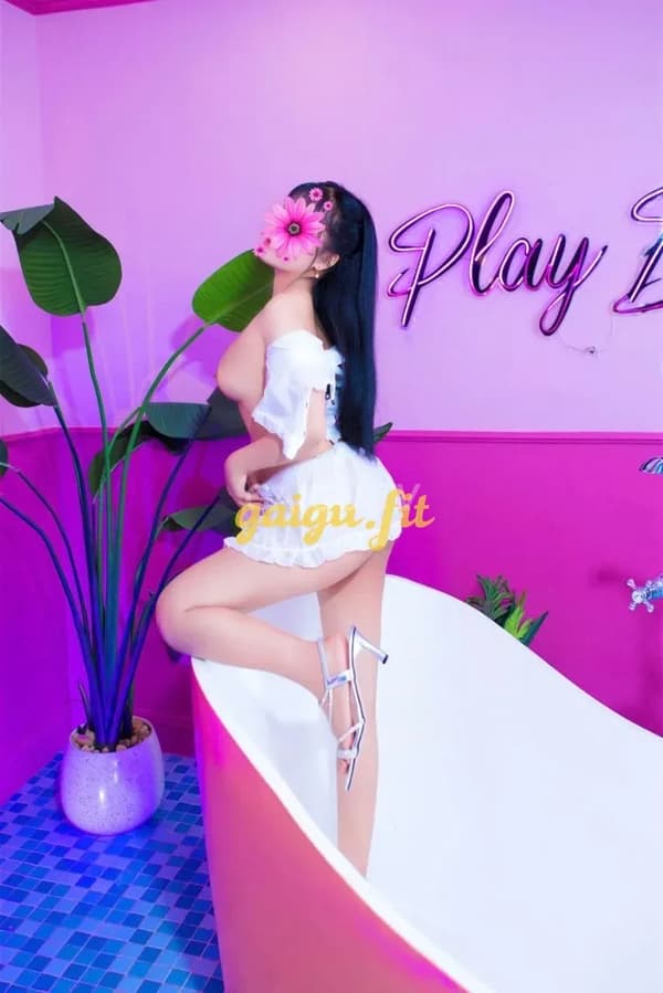 Phương Linh nhiệt tình chiều khách 16