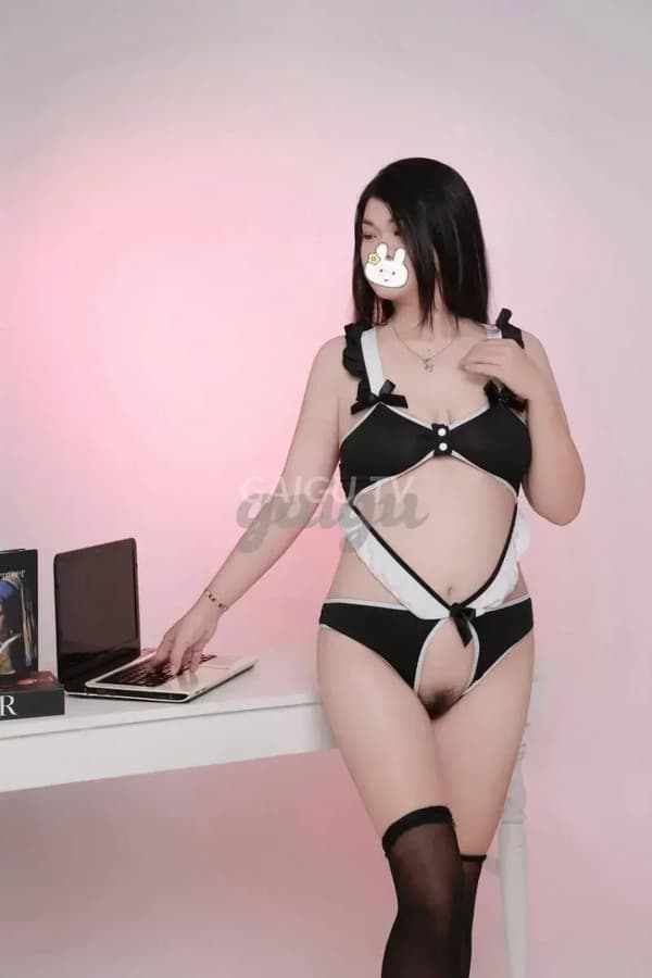 Dâu Tây da trắng dáng chuẩn chiều khách nhiệt tình 11