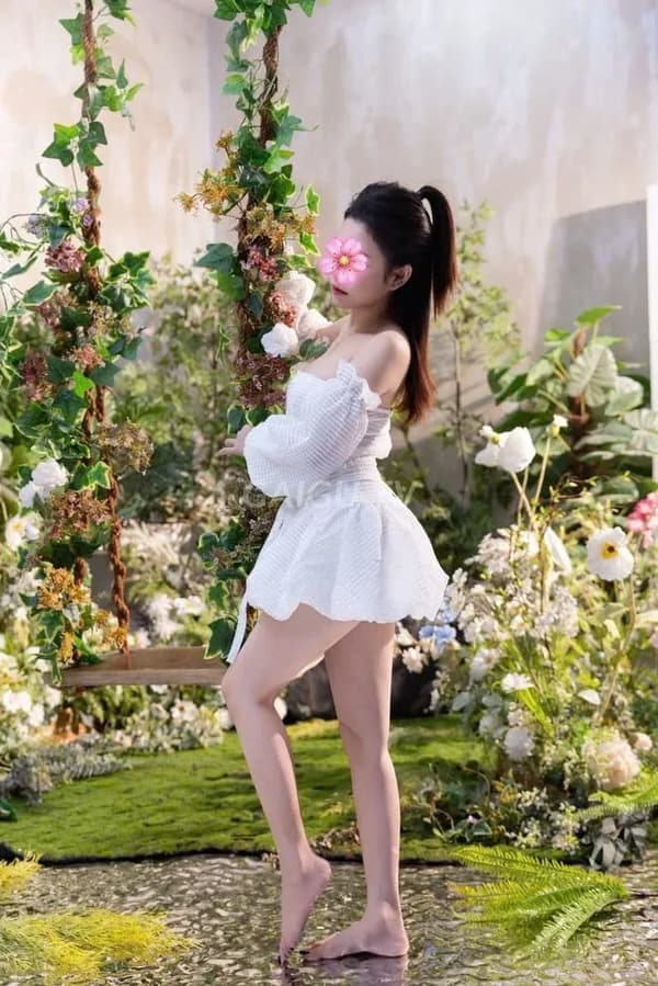 Minh Anh nhiệt tình chiều khách như người yêu 12