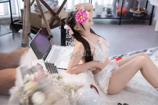Gái xinh vú đẹp mông căng nhiệt tình chiều khách Linh 4