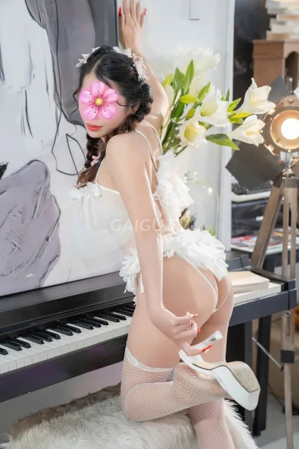 Thanh Trúc da trắng dáng chuẩn vú to mông cong 3
