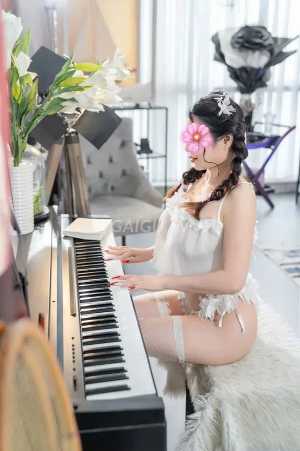 Thanh Trúc da trắng dáng chuẩn vú to mông cong 18