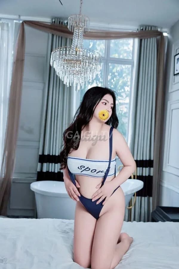 Vy Vy nhẹ nhàng chiều khách 2