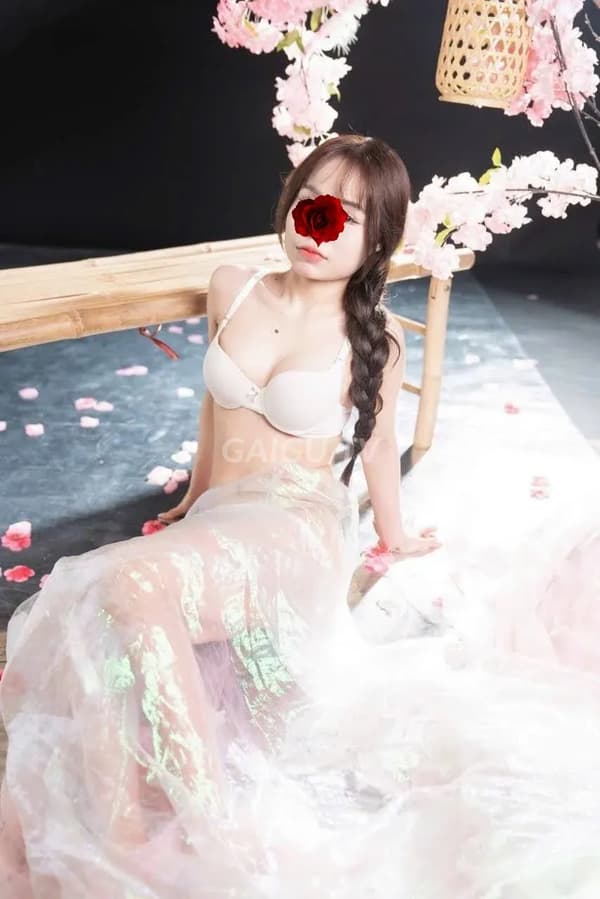 Dáng chuẩn mông cong Minh 11