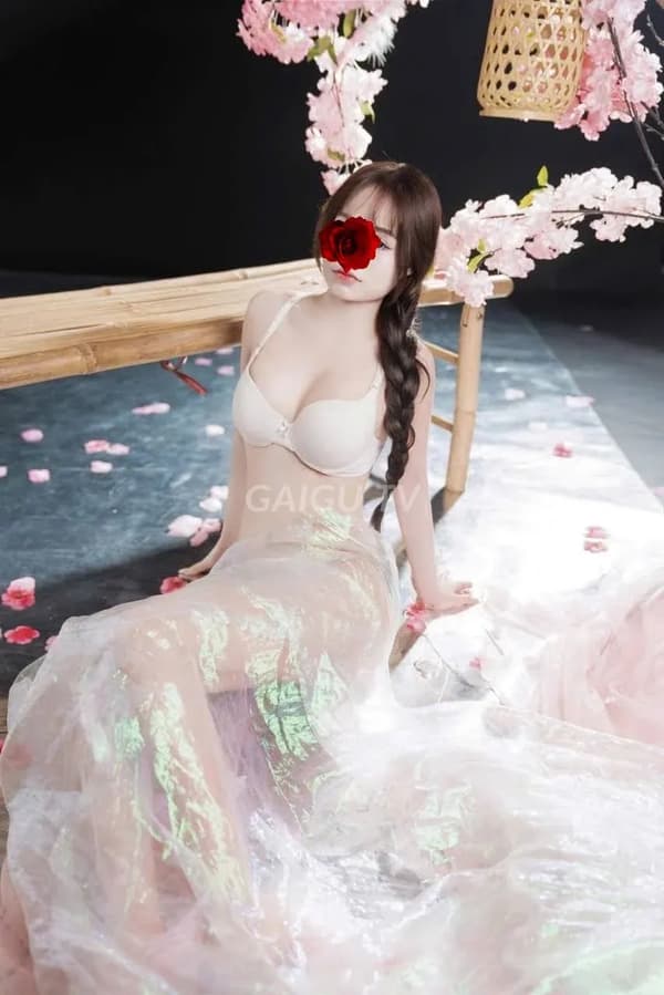 Dáng chuẩn mông cong Minh 16