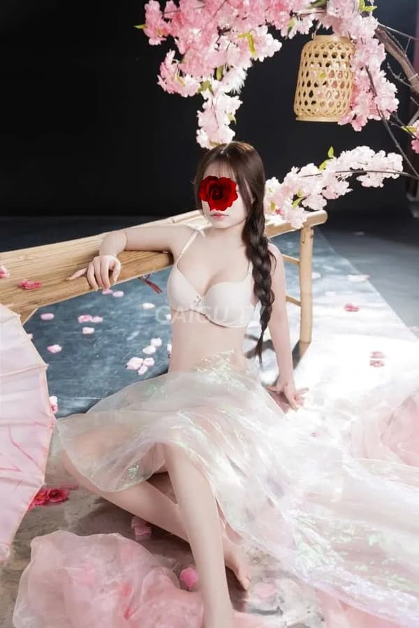 Dáng chuẩn mông cong Minh 18