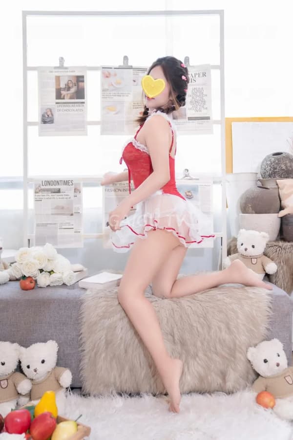 Ngọc Hân phục vụ nhẹ nhàng vui vẻ như người yêu 4