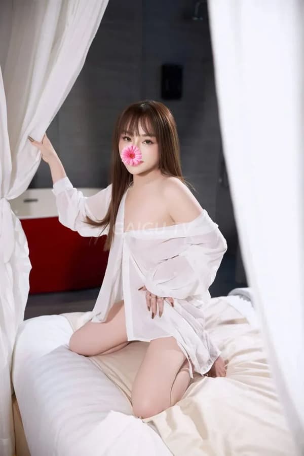 Nhi Nhi xinh duyên da trắng mông cong chiều khách hết mình 4