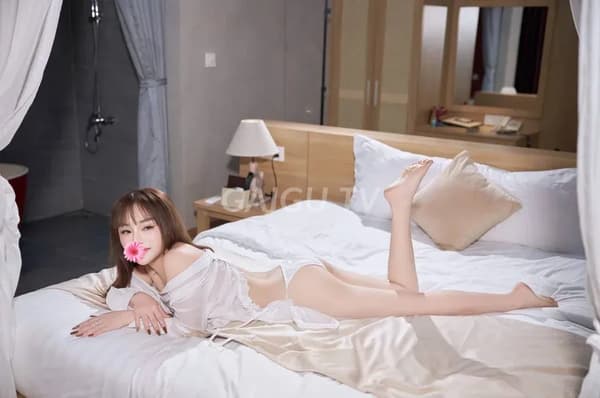 Nhi Nhi xinh duyên da trắng mông cong chiều khách hết mình 3