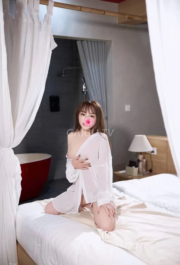 Nhi Nhi xinh duyên da trắng mông cong chiều khách hết mình 5